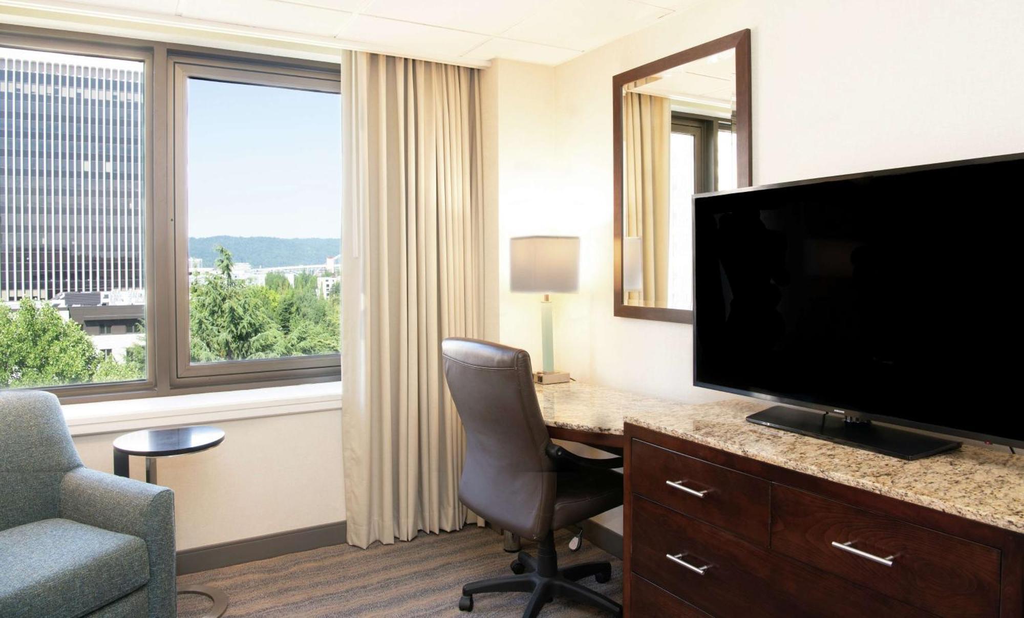 Doubletree By Hilton Portland Hotel Bagian luar foto